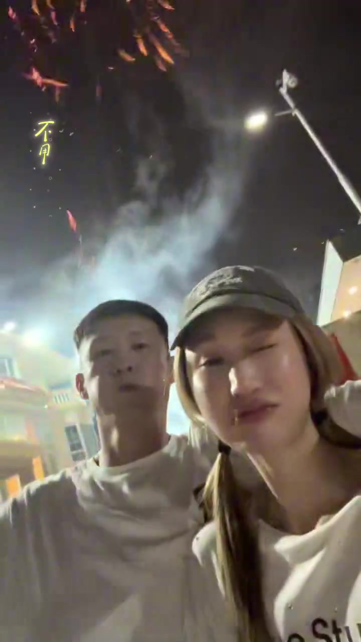 开云入口-周鹏：烟花向空 你向我 岁岁年年皆相伴 祝大家元宵安康